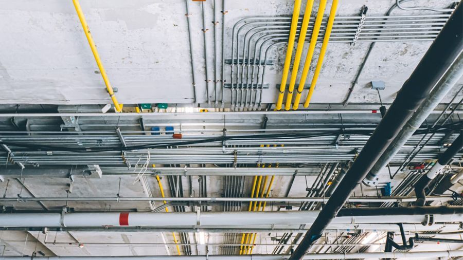 Варианты прокладки электрических и слаботочных кабелей: что важно знать