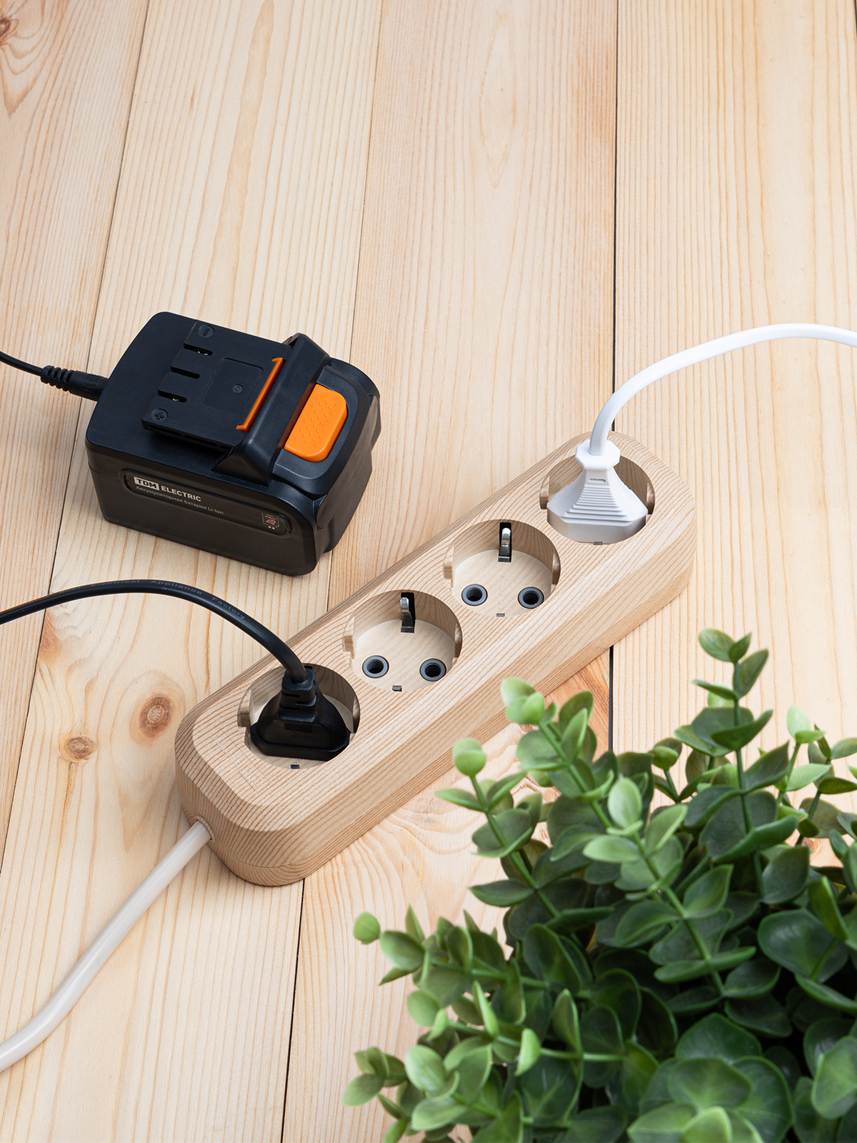 Удлинитель бытовой У04 (4 гнезда, 5 метров, 2П+3, ПВС 3х1мм) 16А/250В TDM SQ1303-2012 в интернет-магазине Ремкабель